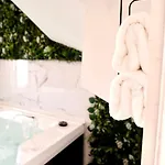 Jacuzzi Prive, Retro-projecteur & Jardin Holiday home Saint-Yzan-de-Soudiac