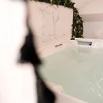 Holiday home Jacuzzi Prive, Retro-projecteur & Jardin *
