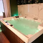 Jacuzzi Prive, Retro-projecteur & Jardin * Saint-Yzan-de-Soudiac
