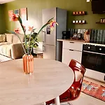 Jacuzzi Prive, Retro-projecteur & Jardin * Saint-Yzan-de-Soudiac