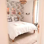 Jacuzzi Prive, Retro-projecteur & Jardin Holiday home Saint-Yzan-de-Soudiac