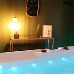 Holiday home Jacuzzi Prive, Retro-projecteur & Jardin