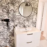Jacuzzi Prive, Retro-projecteur & Jardin Holiday home Saint-Yzan-de-Soudiac