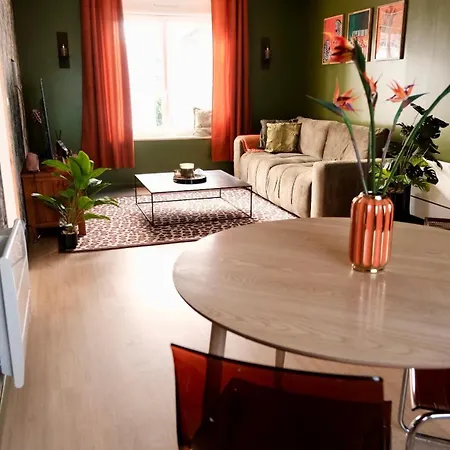 Дом отдыха Jungle Avec Jacuzzi Prive & Retro-projecteur Saint-Yzan-de-Soudiac