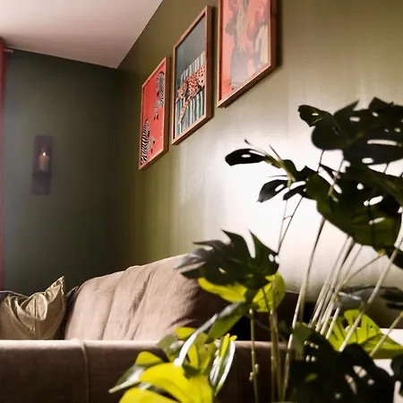 Дом отдыха Jungle Avec Jacuzzi Prive & Retro-projecteur Saint-Yzan-de-Soudiac