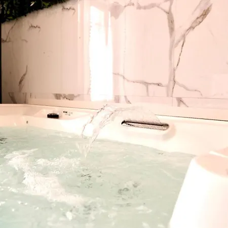 Дом отдыха Jungle Avec Jacuzzi Prive & Retro-projecteur Saint-Yzan-de-Soudiac