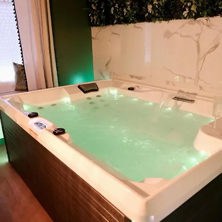 Jungle Avec Jacuzzi Prive & Retro-projecteur * Saint-Yzan-de-Soudiac