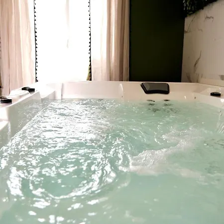 Jungle Avec Jacuzzi Prive & Retro-projecteur * Saint-Yzan-de-Soudiac