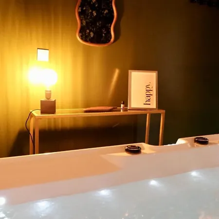 Jungle Avec Jacuzzi Prive & Retro-projecteur Дом отдыха *