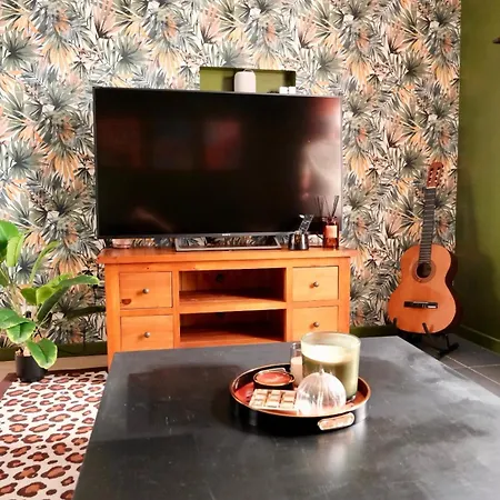 Jungle Avec Jacuzzi Prive & Retro-projecteur * Saint-Yzan-de-Soudiac