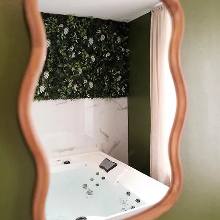 Jungle Avec Jacuzzi Prive & Retro-projecteur Saint-Yzan-de-Soudiac